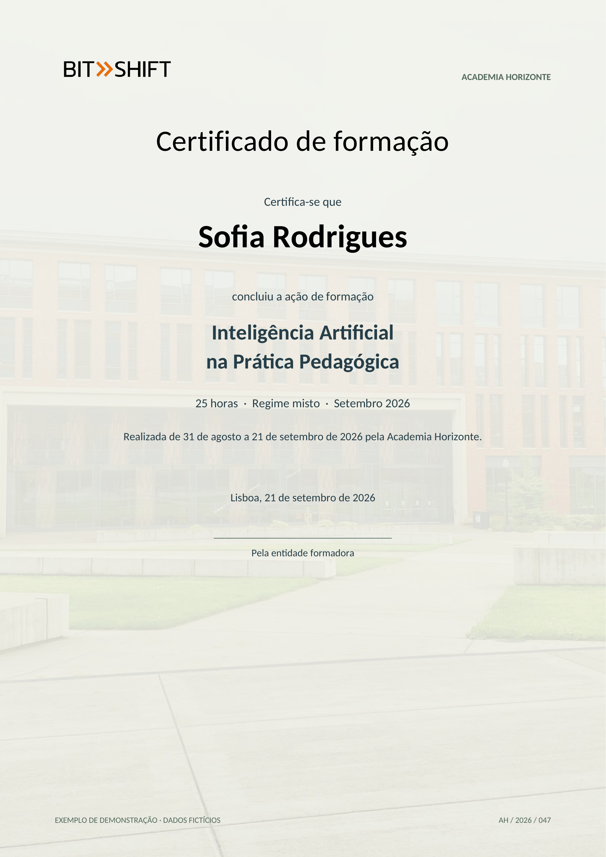Certificado de formação em A4 vertical para Sofia Rodrigues, com 25 horas de formação fictícia, identidade BitShift e fotografia de campus no fundo.